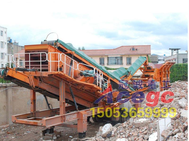 Mobile crushing and screening station
