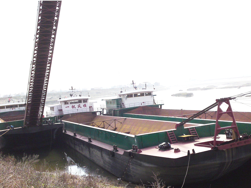 Self propelled sand transport barge